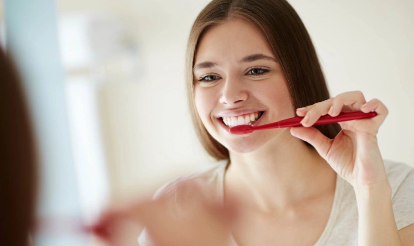 Chăm sóc răng miệng đánh răng 2 lần / ngày 
