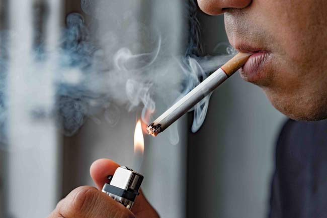 Hút thuốc lá có thể gây nên tình trạng hôi miệng 
