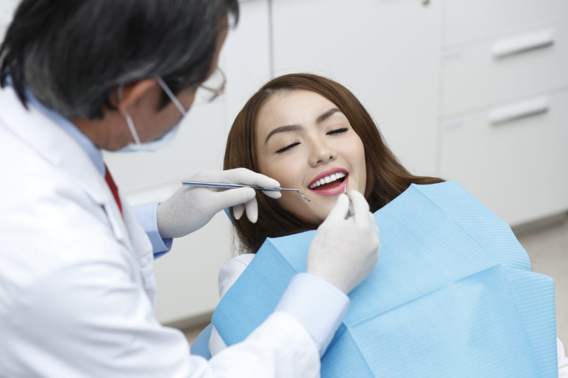 Tham khám nha sĩ định kì, hạn chế răng bị vàng 