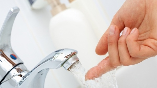 Làm sạch da bằng nước ấm ( Nguồn Internet) 