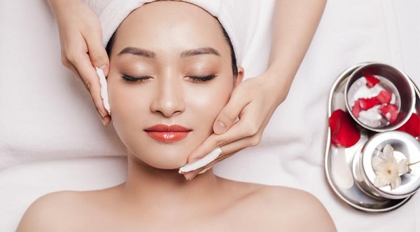 Massage da mặt khi tẩy trang ( Internet)
